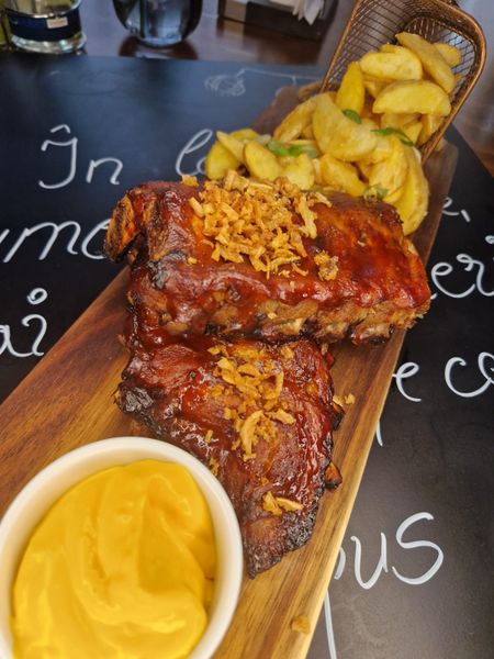 Scarita de Porc cu Sos Barbeqe cu Miere cu Cartofi Wedges si Sos de Branza Cheddar