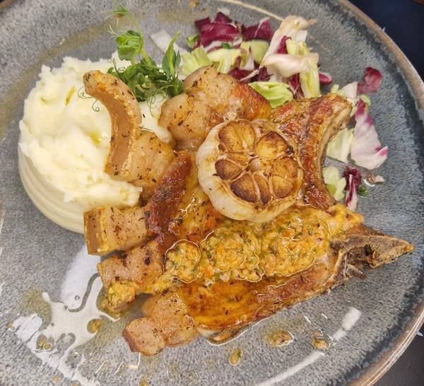 Steak Din Ceafa de Porc cu Cartofi Piure si Sos Chimicurri
