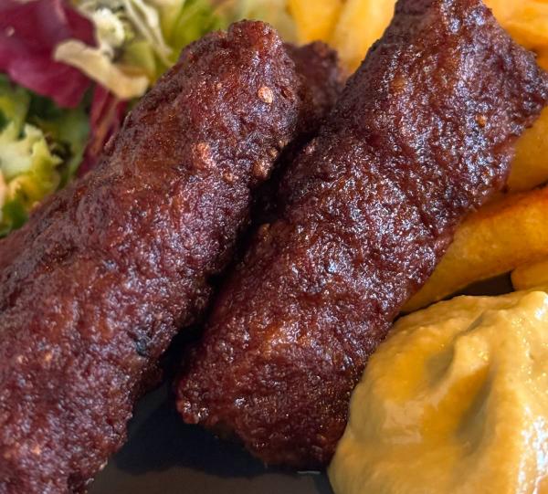 Mici cu Cartofi Prajiti si Mustar
