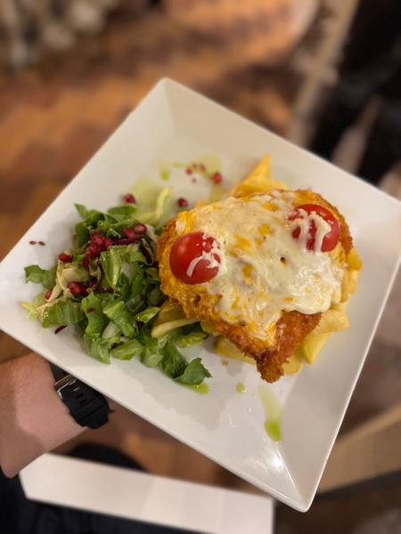 Pollo Parmegiano cu Cartofi Prajiti si Sos 