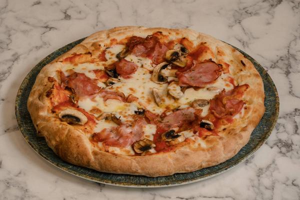 Pizza Prosciutto Funghi