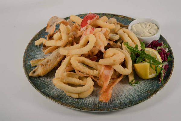 Fritto Misto de Peste, Fructe de Mare, Legume cu Sos Capere