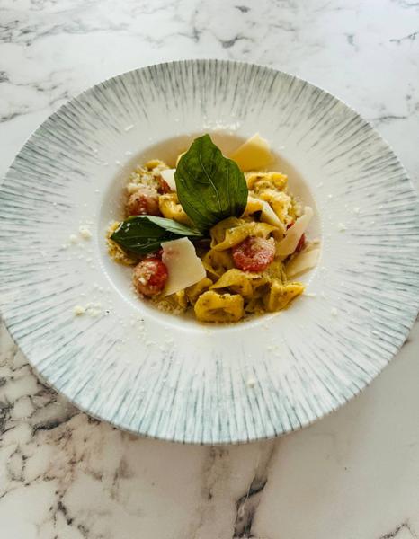 Tortellini cu Carne in Sos de Rosii si Busuioc