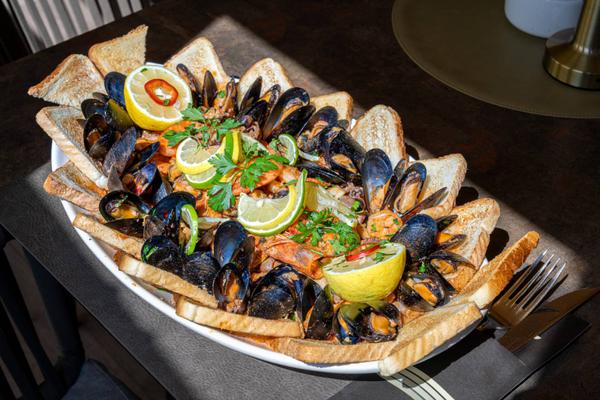 Platou Fructe de Mare în Sos de Vin (2 porții)