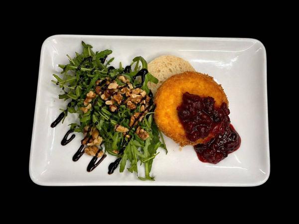 Camembert în Crustă de Panko cu Sos de Merișoare și Nuci