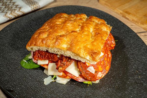 Focaccia cu Salam Picant