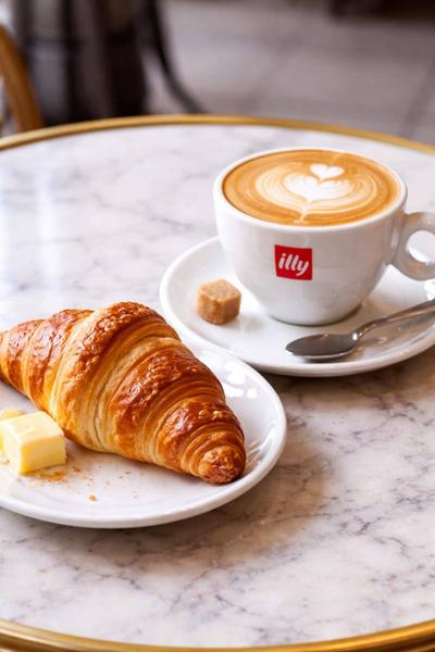Croissant Cu Unt & Cappuccino