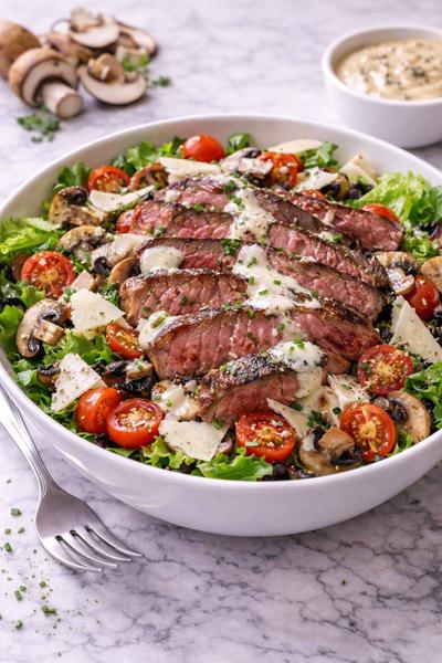 Salată cu Mușchi de Vită, Mix de Ciuperci si Cremă de Trufe