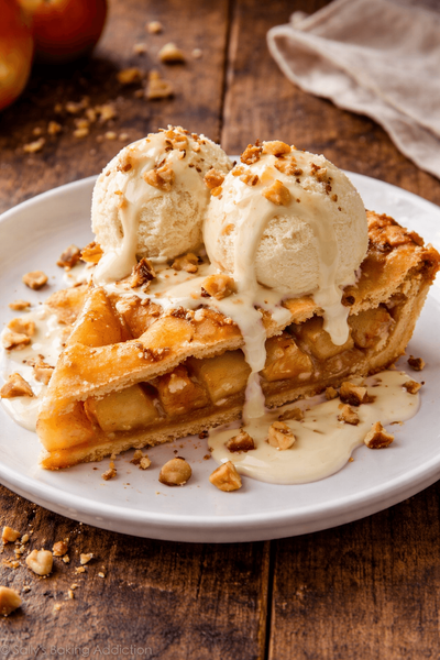 Tartă cu Mere, Alune, Nuci și Înghețată de Vanilie