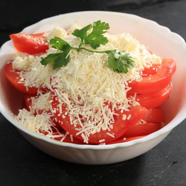 Salata de Rosii cu Branza Telemea