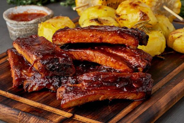Coaste de Porc la Gratar cu Cartofi Prajiti si Sos de Mujdei