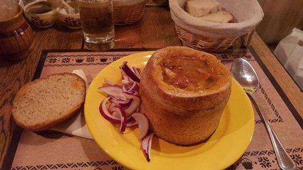 Ciorba de Fasole in Paine cu Salata de Ceapa Rosie