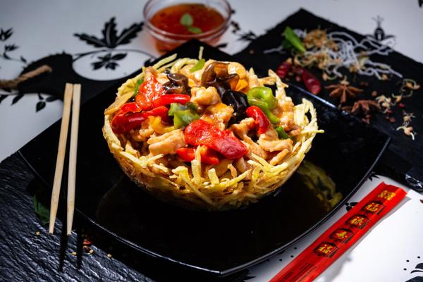 Noodles Box cu Vită Sichuan