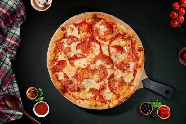 Pizza Qutro Formaggi și Salam Picant 