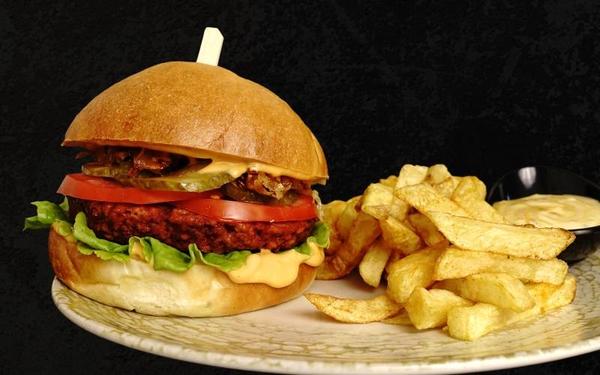 Vegan Burger + Cartofi + Sos