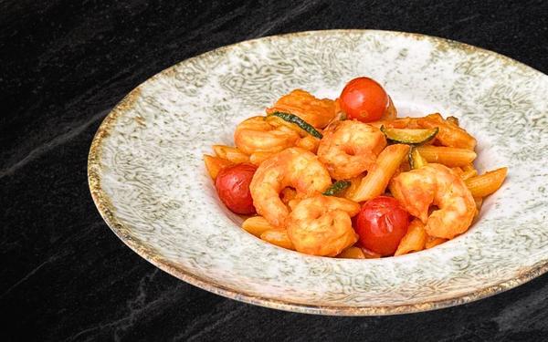Paste cu creveti, zucchini si sos fin