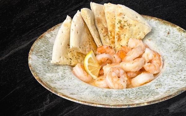 Creveti savurosi in sos de vin alb