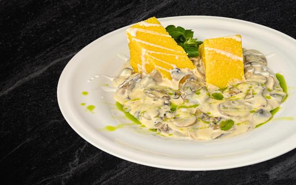 Ciulama de ciuperci vegană cu mămăliguță