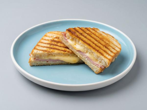 Sandwich Cald cu Sunca si Cascaval