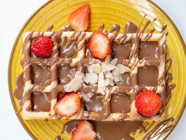 Vafă Belgiană cu Fructe și Ciocolată