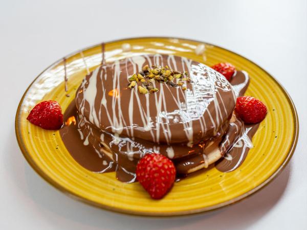 Pancakes cu Fructe și Ciocolată