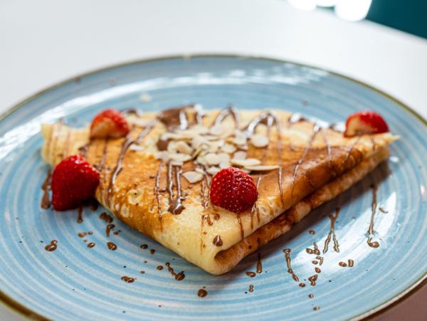 Clătită Franțuzească cu Fructe și Ciocolată