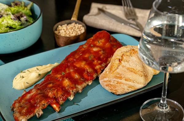 Ribs cu Salată și Sos de Usturoi 