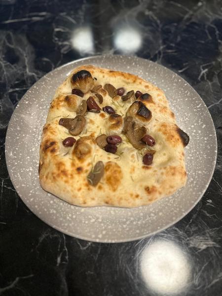 Focaccia cu Ciuperci Champignon, Măsline, Rozmarin 
