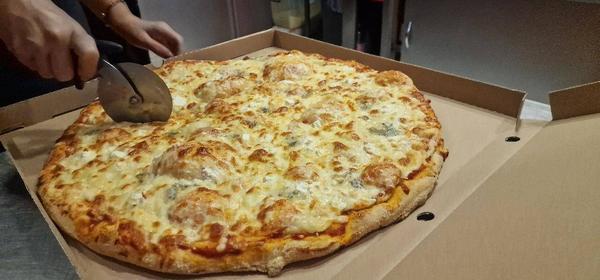 Pizza Mega Cheesy 32 Cm (1-2 Persoane)