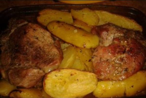 Friptură de Porc la Cuptor cu Cartofi Aromatizați și Salată de Varză