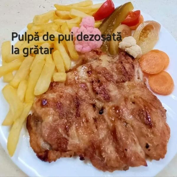 Pulpă Dezosată de Pui la Grătar cu piure cartofi și Salată Varză 