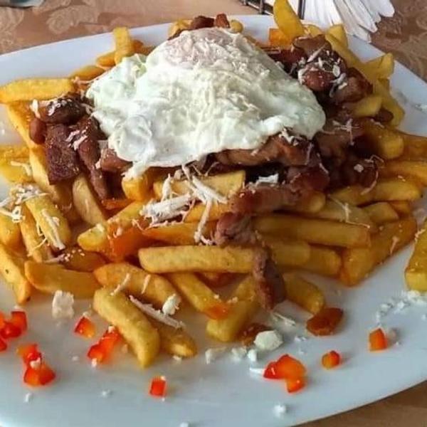 Pittipana (Ceafă Porc cu Cartofi Prăjiți, ou, brânză)