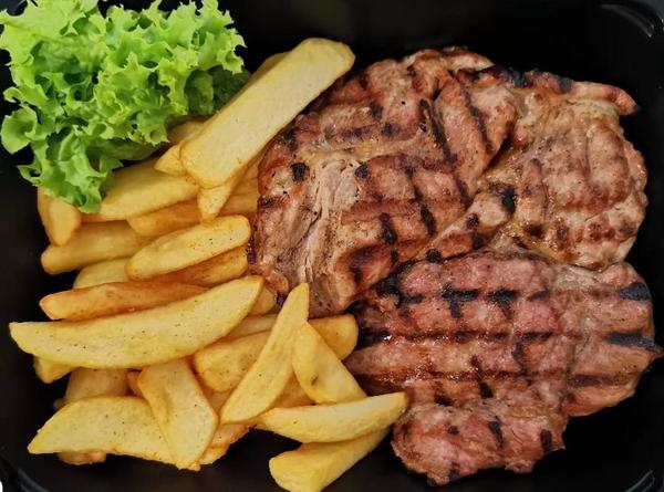 Ceafă Porc la Grătar cu Cartofi Prăjiți și Salată Varză 