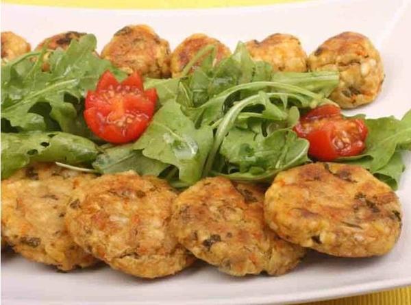 Dovlecei Pane cu Usturoi și salată verde cu roșii 