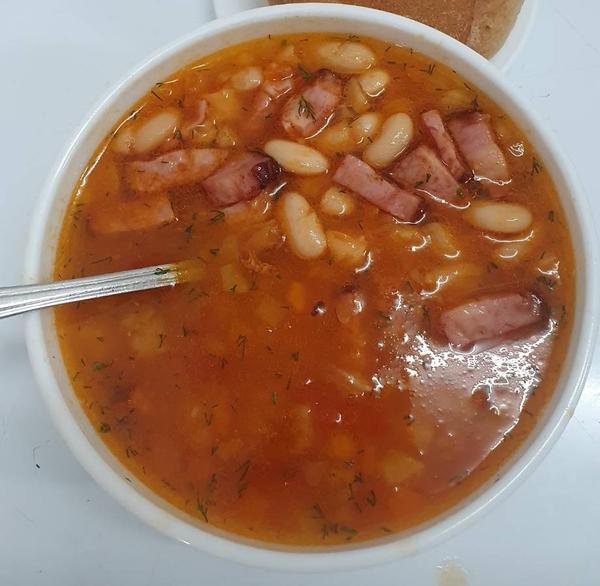 Supă de Fasole cu Bacon (7lei însoțită de fel principal)
