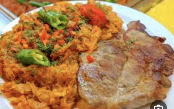 Ceafă Porc cu Varză Călită și Mămăligă 