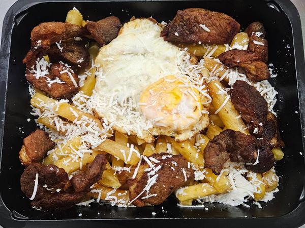 Pittipana (Ceafă Porc cu Cartofi Prăjiți, ou, brânză)