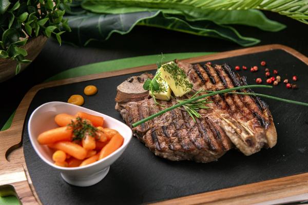 T-Bone Steak cu Unt Aromatizat pe Plită Încinsă