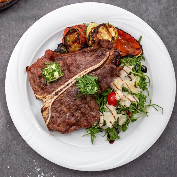 T-Bone la jar cu sos de pătrunjel și legume la grătar