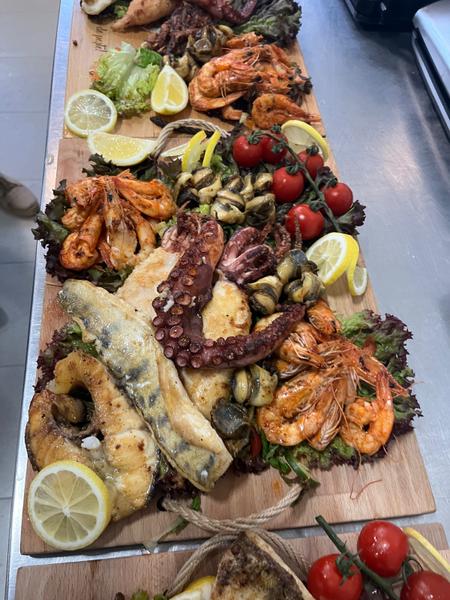 Platou cu Fructe de Mare si Peste pe Plita 3-4 Persoane