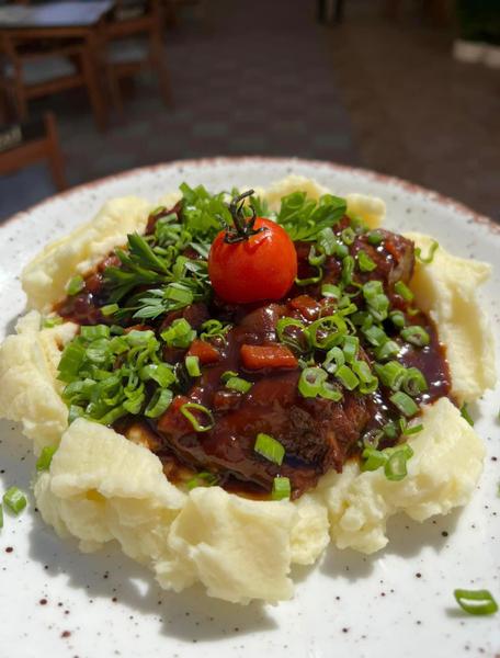 Obrajori de Porc Gatiti 12h in Sos Brun Spaniol, Serviti pe Pat de Puree de Cartofi