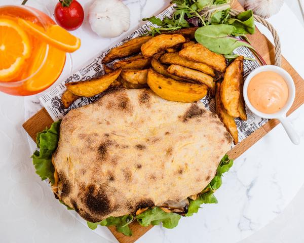 Sandwich “Pui Crispy” cu Cartofi Prăjiți si Sosul Casei