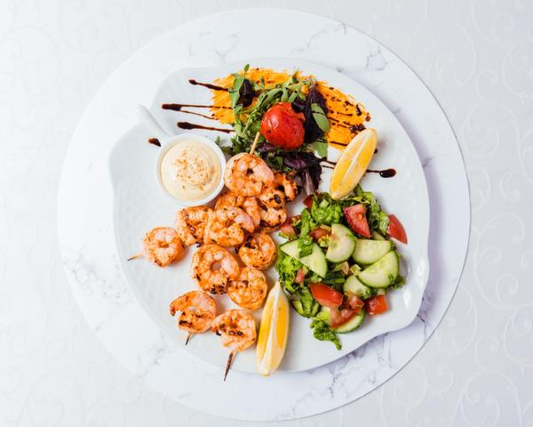Frigarui de Creveti Marinati la Gratar, Serviti Alaturi de Mix de Salata, Lamaie si Sosul Casei