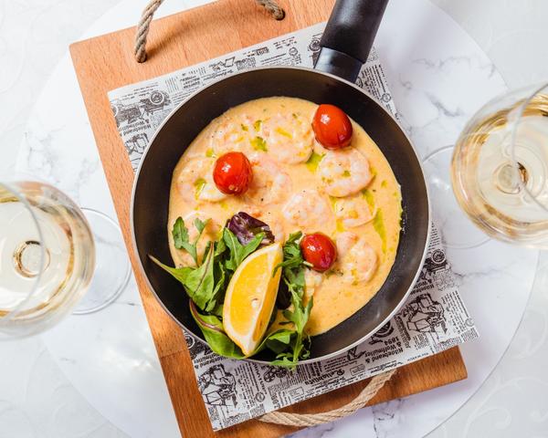 Creveti la tigaie cu sos de vin, unt si usturoi