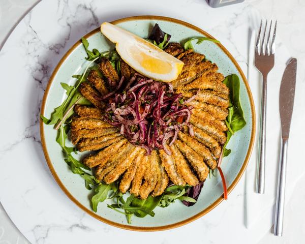 Hamsie in Stil Turcesc, la Tigaie, Servita Alaturi de Mujdei si Salata de Ceapa Rosie, Patrunjel, Rosii si Sumac