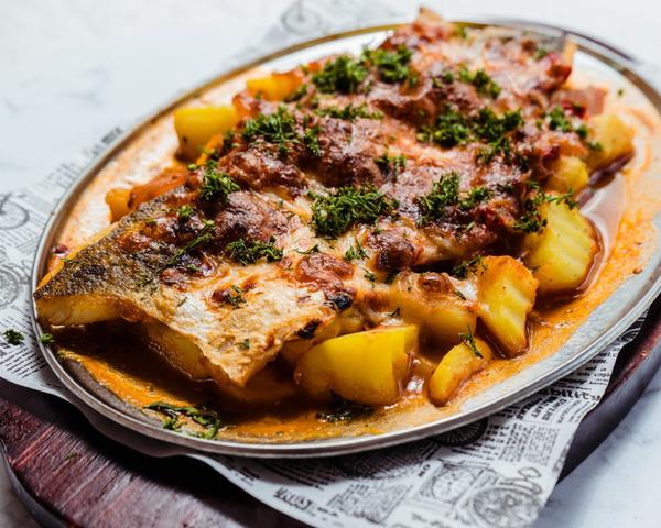 Salau pe Pat de Cartofi cu Sos si Cascaval Rumenit la Cuptor 