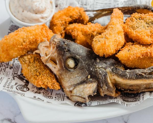 Bibanul Pescarului Artistic Servit Alaturi de Sos de Maioneza cu Trufe