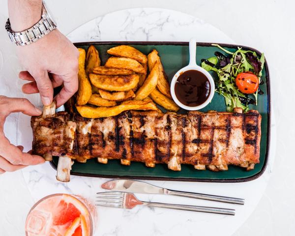Coaste de Porc la Gratar cu Sos Barbeque si Cartofi Prajiti