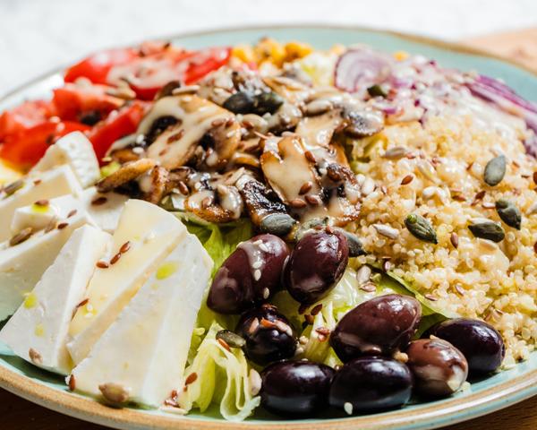 Poke Bowl Vegetarian cu Branza si Ciuperci la Tigaie