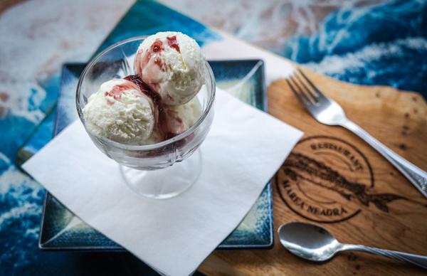 Inghetata de Vanilie cu Dulceata de Trandafiri